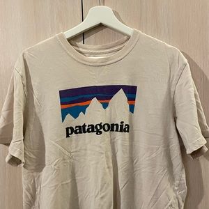 Patagonia Tee Size Medium Off White